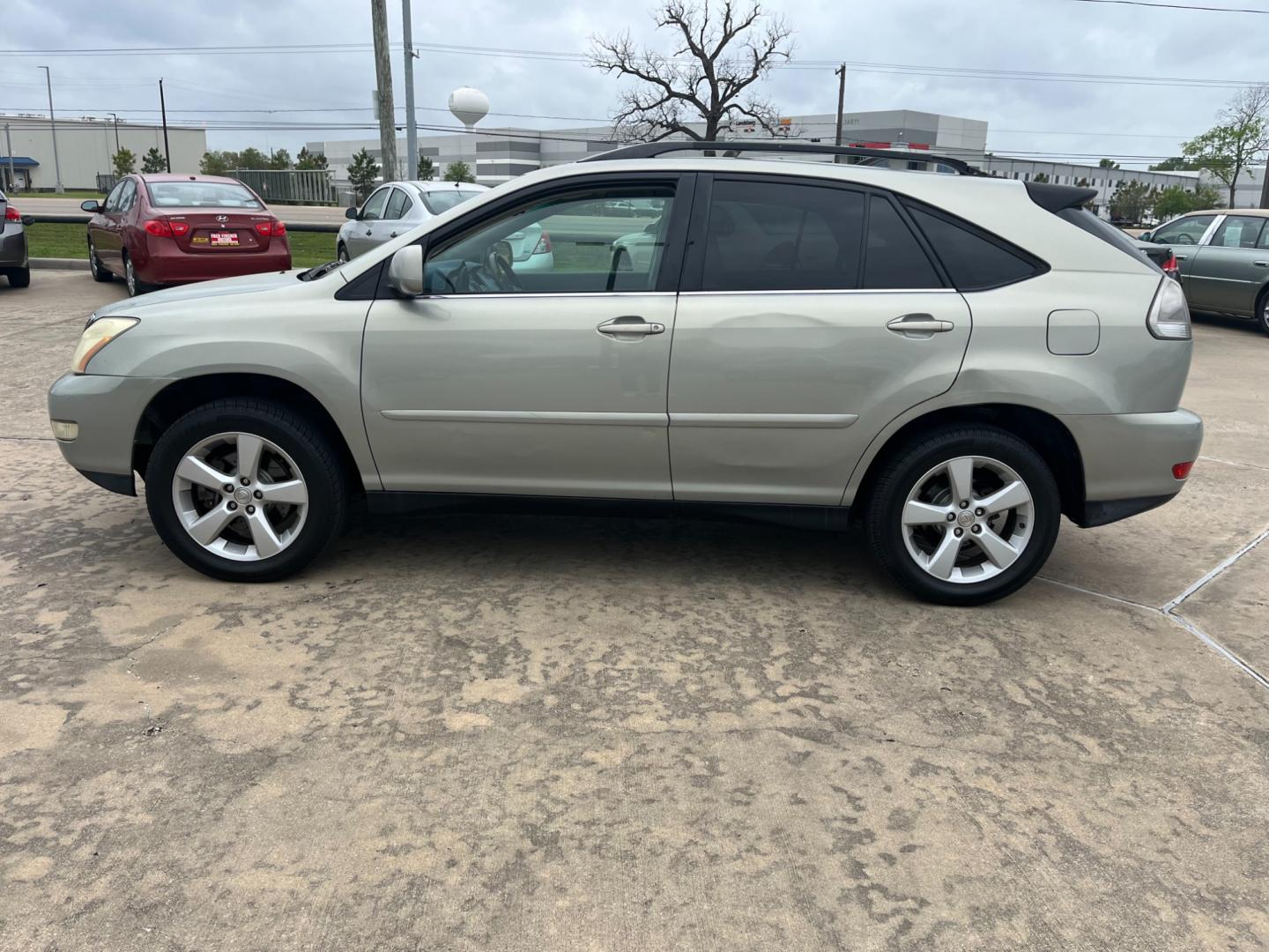 2004 SILVER /TAN Lexus RX 330 (JTJGA31U340) with an 3.3 engine, Automatic transmission, located at 14700 Tomball Parkway 249, Houston, TX, 77086, (281) 444-2200, 29.928619, -95.504074 - Photo#3